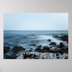 Póster Costa rocosa con agua brumosa