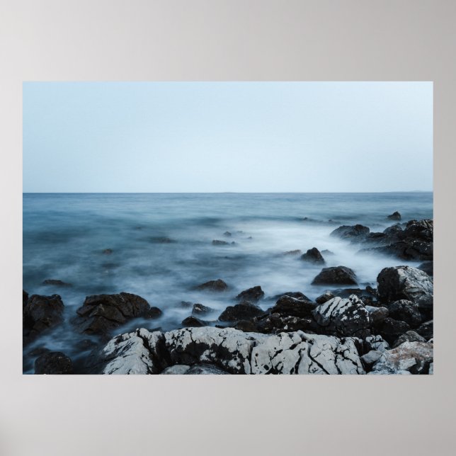 Póster Costa rocosa con agua brumosa (Frente)