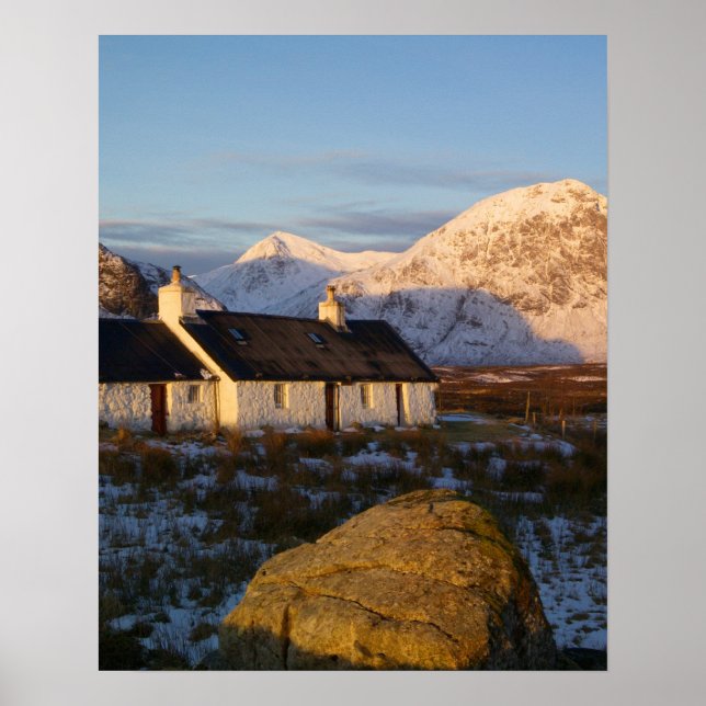 Póster Cottage de rock negro, Glencoe, Highlands, Escocia (Frente)