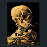 Póster Cráneo Van Gogh Con Gran Poster De Cigarrillos En<br><div class="desc">Vicente Van Gogh Skull Con Cigarrillo En Quema Gran Poster. Este aceite sobre lienzo de 1885 a 1886 fue pintado mientras que Van Gogh era estudiante de la Académie Royale Des Beaux-Arts en Amberes, Bélgica y demuestra su extraordinaria habilidad con luz y sombra y la figura humana. Excelente decoración de...</div>