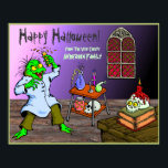 Póster Creepe Mad Science Lab Halloween<br><div class="desc">Un temible personalizado loco y científico monstruo aparece en este colorido y aterrador poster de Halloween. El diseño se completa con un cráneo espeluznante que domina una mesa de madera maciza, una espantosa ventana de Halloween y un fondo morado oscuro. Una buena manera de dar la bienvenida a sus invitados...</div>