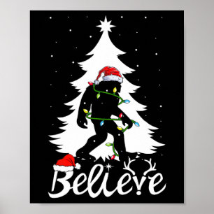 Póster Creyente de Sasquatch que lleva árbol de Navidad B