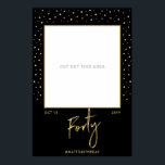 Póster Cuarenta | Black & Gold 40th Birthday Photo Frame<br><div class="desc">Añade un detalle divertido a tu fiesta de 40 años. Este poster de prop. fotográfico presenta un guión de pincel de estilo "Cuarenta" con texto personalizado. Este diseño será la combinación perfecta para una celebración de cumpleaños moderna de oro y azul marino. Acople el poster en un tablero de madera...</div>