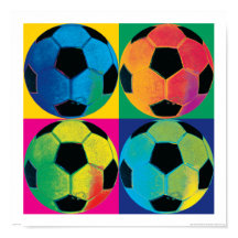 Cuatro bolas de fútbol de diferentes colores