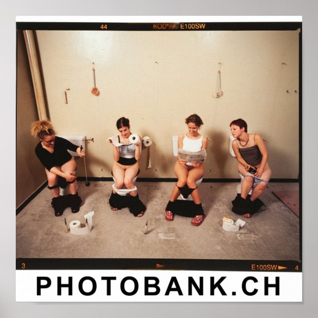 Póster Cuatro mujeres sentadas en el baño (Frente)