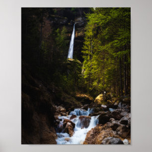 Póster Cuento de hadas mágico en la cascada Peričnik, Esl