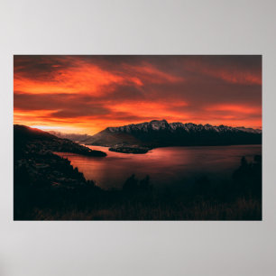 PÓSTER CUERPO DE AGUA CERCA DE MONTAÑAS EN GOLDEN HOUR