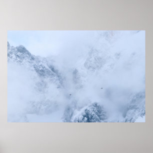 Póster Cuervos, montañas nevadas y nubes