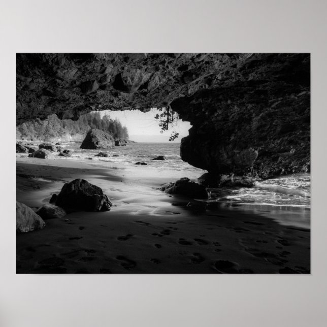 Póster Cueva de playa en blanco y negro (Frente)