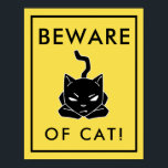 Póster Cuidado con el Poster del Rótulo del gato<br><div class="desc">¡Famoso cartel para los dueños de gatos! Este alarmante cartel amarillo muestra a un gato de aspecto gruñón con el texto "¡Cuidado con el gato!"</div>