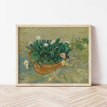 Póster Daisies, Arles | Vincent van Gogh<br><div class="desc">Daisies, Arles (1888) de Vincent van Gogh es una encantadora vida quieta con un simple arreglo de mareas en un barco. La obra de arte, pintada durante la época de Van Gogh en Arles, exhibe sus llamativas pinceladas y su vibrante paleta, haciendo hincapié en la belleza natural de las flores....</div>