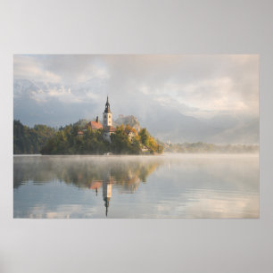 Póster de amanecer en el lago Bled con niebla