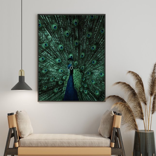 Poster de arte de la pared turquesa y verde del pa (Turquoise and Green Peacock Wall Art Poster in a neutral boho living room.)