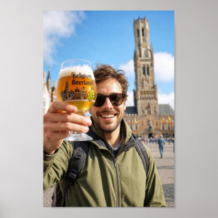 Póster de brindis de cerveza de Brujas en la plaza