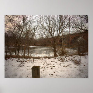 Póster de Frozen Creek con puente