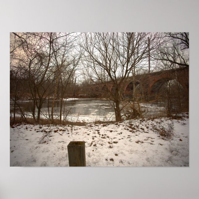 Póster de Frozen Creek con puente (Frente)