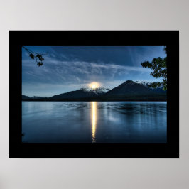Póster de la luna brillante sobre el lago
