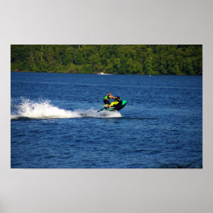Póster de moto de agua en el lago