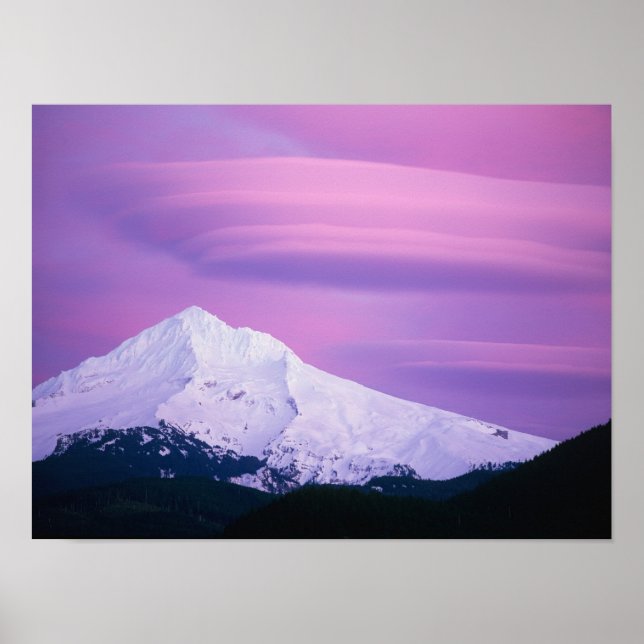 Póster Deep purple clouds surround Mount Hood, in (Frente)