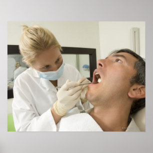 Póster Dentista femenina examinando a un hombre