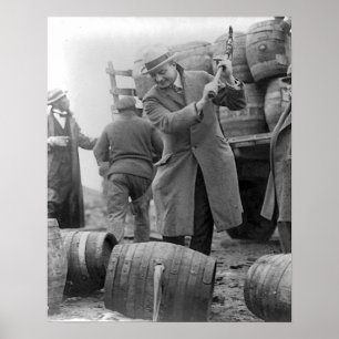 Póster Destruyendo barriles de cerveza, 1924. Foto antigu