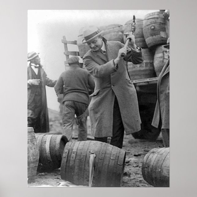 Póster Destruyendo Kegs de cerveza, 1924. Foto de cosecha (Frente)