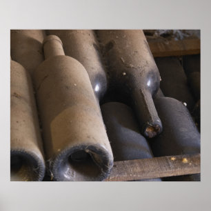 Póster Detalle de botellas polvorientas sobre lattes en m