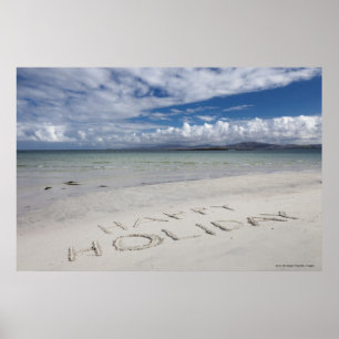 Póster Día de fiesta feliz escrito en la playa de