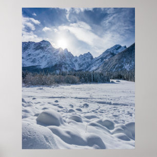 Póster Día soleado de invierno en el lago helado y nevado