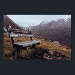 Póster Dibujar sus iniciales en este banco | Romántico<br><div class="desc">Hermosa foto de un rústico banco de madera en la ladera de una montaña, con dos iniciales de los amantes talladas en una tabla de atrás. Personalizar a este poster con sus propias iniciales y las de un ser querido, o dale como regalo para que un boda u otro evento...</div>