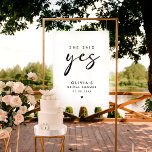 Póster Dijo Que Sí, Bienvenida A Un Guión Moderno De Escr<br><div class="desc">Eleva la decoración de tu ducha de novia con el Poster de bienvenida "She Said Yes Modern Handwriw." Este minimalista cartel, con un moderno guión negro escrito a mano, añade un toque único y sofisticado a la decoración de la ducha de novias. El cartel de bienvenida de "She Said Yes"...</div>