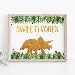 Póster Dinosaur Sweetivores Birthday Sweets Rótulo<br><div class="desc">Este adorable cartel de mesa sería una gran adición a una fiesta de cumpleaños temática a los dinosaurios. Colóquese en un marco 8X10 y muestre su mesa de postres. El diseño presenta siluetas de dinosaurios dorados con hojas de acuarela tropical y adornos de hojas de Relieve metalizado dorado.</div>