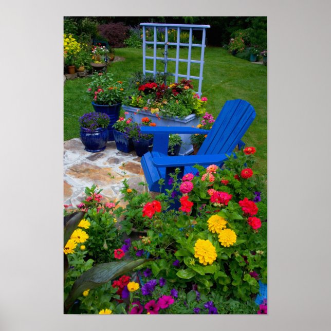 Póster diseño de jardín en contenedor con silla azul en n (Frente)