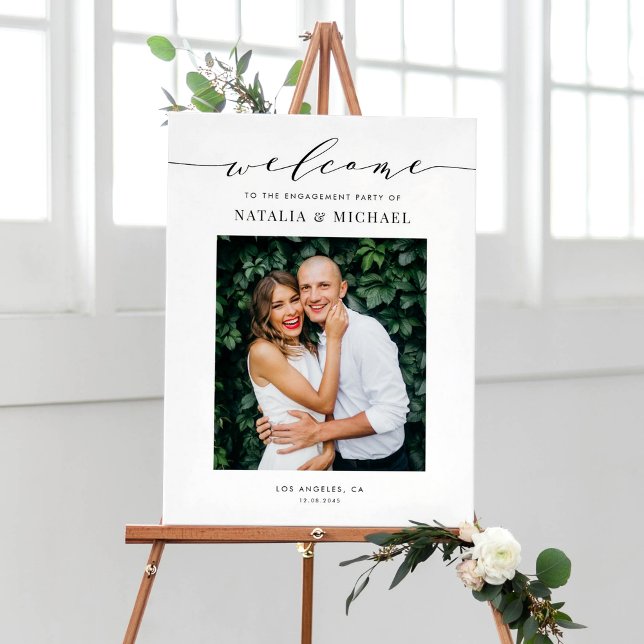 Póster Diseño fotográfico de la fiesta de compromiso de g (Elegant photo welcome sign with black calligraphy and minimalist script for engagement parties. )
