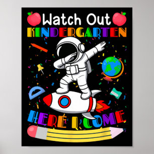Póster Divertido Cuidado Kinder Aquí Voy Astronauta