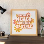 Póster Divertido Simple El Pasado Nunca Se Va Del Texto D<br><div class="desc">Divertido poster de arte mural para cualquiera. Con el verano soleado amarillo y naranja de coral brillante color de flores de estilo retro y el lindo texto de la cita de palabras "El pasado nunca se acaba de estilo". Un diseño hipster para los amantes del moderno estilo retro al igual...</div>