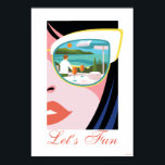 Póster Divertiémonos - El Lotus blanco<br><div class="desc">Entre en modo vacacional con este diseño de licencia oficial de The White Lotus "Let's Fun". Con un atrevido ilustracion inspirado en el arte pop de la cara de moda de Lucia con gafas de sol que reflejan una escena de un lujoso complejo turístico, con premios Aperol, impresionantes vistas de...</div>