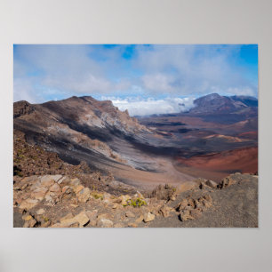 Póster dominando el cráter haleakala desde la llanta