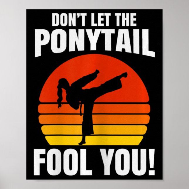 Póster Don’t Let The Ponytail Fool You Karate Kick  (Frente)