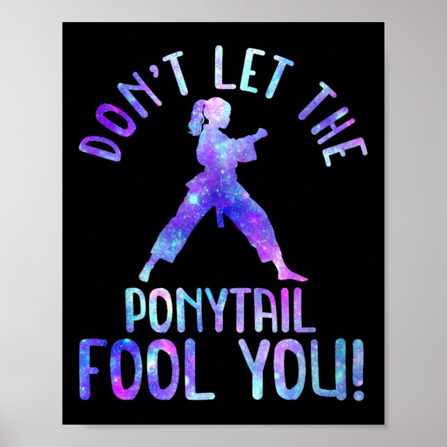 Póster Dont Let The Ponytail Fool You Funny For Karate Gi (Frente)