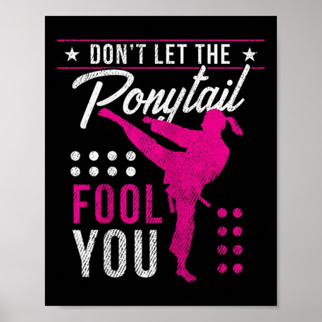 Póster Dont Let The Ponytail Fool You Funny Karate Girl  (Frente)