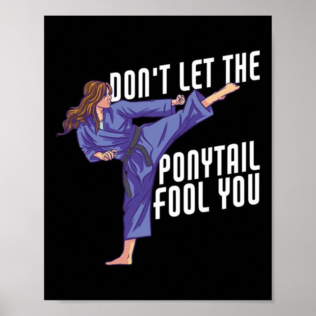 Póster Don't Let The Ponytail Fool You Funny Karate Kickb (Frente)