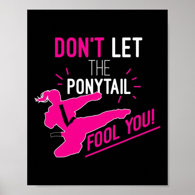 Póster Don't Let The Ponytail Fool You Karate Girl Funny  (Frente)
