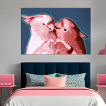 Póster Dormitorio para novios de Cockatoo<br><div class="desc">Este juguetón poster de arte pop de gallos enamorados es una alegre y dulce pieza de declaración para el dormitorio de los amantes de las aves. El Rubor rosa y el azul están en sintonía con la decoración moderna. Los loros elegantes que dan un beso y hacen las manos en...</div>