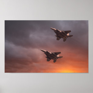 Póster Dos águilas de ataque F-15E con bajo vuelo al atar