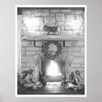 Póster Dos chicas sentados junto a una chimenea en los Na