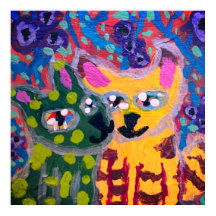 dos gatos coloridos besándose frente a flores