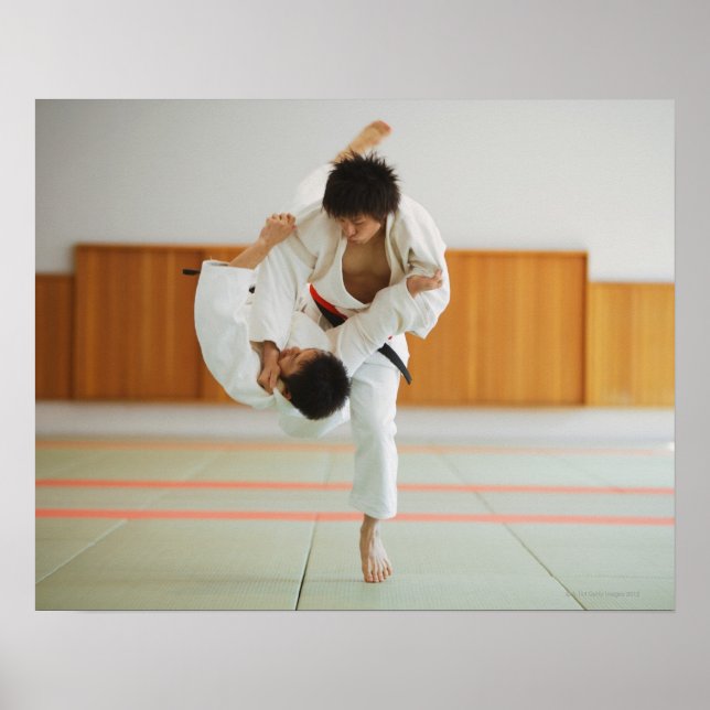 Póster Dos hombres compitiendo en un partido de judo (Frente)