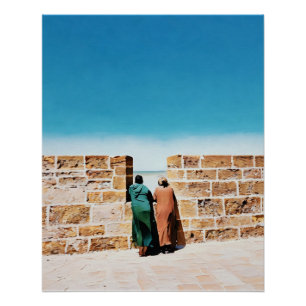 Póster Dos hombres mirando sobre la pared hacia el cielo 