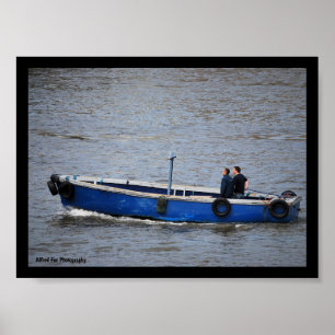 Póster Dos hombres y un barco azul